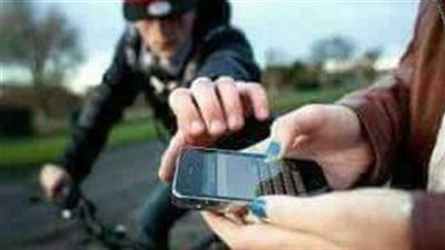 فتاة جديدة في المدينة كانت تبحث عن عمل جاء لص وسرق هاتفها وهرب 