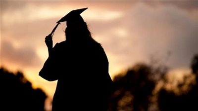 بعد ان تخرجت من الجامعة .. ذهبت لابيها لتبشره وهي سعيدة بتفوقها على زملائها .. وطلبت منه ان يوفي بوعده