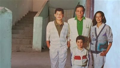 شاهد أناقة فيلا عادل إمام وفخامتها.. وصور له برفقة أحفاده تعرف عليهم وماذا قال عنهم