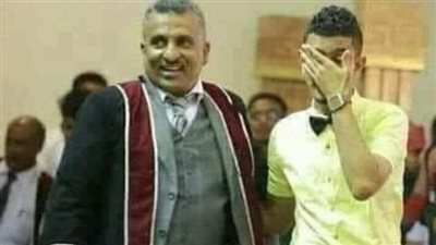 قصة طالب جامعي استاذن من الدكتور لأنه لا يستطيع أن يحضر محاضرة الغد لأنه ذاهب ليخطب احد زميلاته بالجامعة وهي من عائلة ثريه