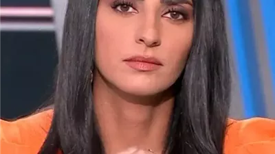 مذيعة قناة الحدث لارا نبهان تواجه موقفاً محرجاً ومخجلاً أثناء بث مباشر دون أن تشعر بوجود الكاميرات وتقدم عرضاً صادماً أمام ملايين المشاهدين!!