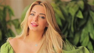 ظهور جرئ لمي حلمي مع عمرو دياب على البحر
