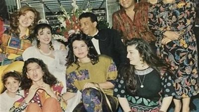 صورة نادرة من حفل زفاف فنانة مصرية شهيرة.. خمن من هي؟
