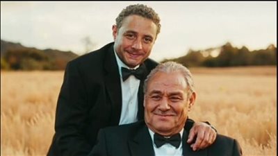 ملاحظة غر متوقعة في صورة أحمد الفيشاوي ووالده.. ما هي؟